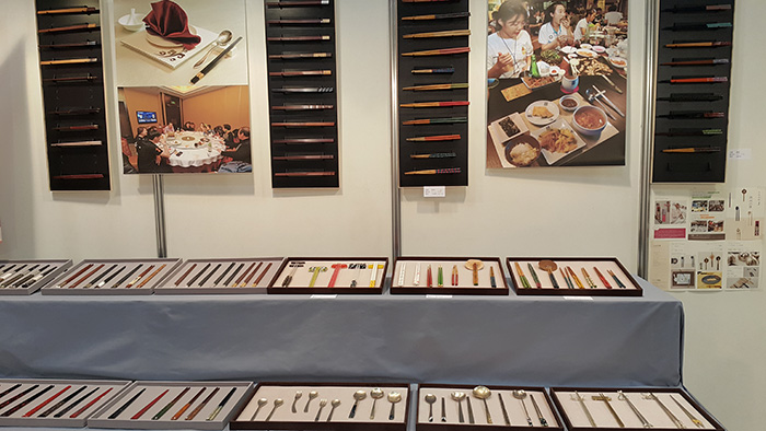 Chopsticks designed by artists from Cheongju are on display at the Nagoya Tabletop Show in Nagoya, Japan, on Jan. 18 and 19.